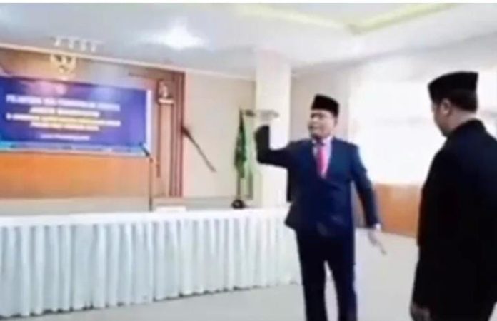 FOTO: Kakanwil Kemenag NTB saat melemparkan stand mikrofon usai pelantikan Kepala Kemenag Dompu. Kejadian itu berlangsung di Aula Kantor Kanwil Kemenag NTB pada Jumat (19/09/2025) lalu dan kini viral di berbagai platform media sosial. (Tangkap layar dari video viral di instagram)