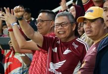 Kemegahan Gelora BJ Habibie Tak Lepas dari Tangan TP, PSM Menang atas Persija 2-0 FOTO: Dr. Taufan Pawe, S.H., M.H., mantan Wali Kota Parepare dua periode saat menyaksikan League 2025-2026 antara PSM Makassar dan Persija Jakarta (2-0). Minggu malam (21/9/2025).