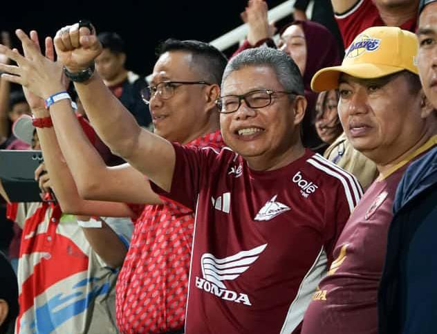 IMG-20250922-WA0213 FOTO: Dr. Taufan Pawe, S.H., M.H., mantan Wali Kota Parepare dua periode saat menyaksikan League 2025-2026 antara PSM Makassar dan Persija Jakarta (2-0). Minggu malam (21/9/2025).