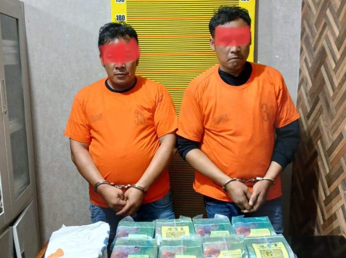 FOTO: Dua nelayaninisial TE (41) dan AY (39) saat diamankan pihak Dirresnarkoba Polda Sumut beserta barang bukti.