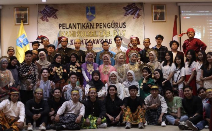 FOTO: Ikatan Kekeluargaan Mahasiswa/Pelajar Indonesia (IKAMI) Sulawesi Selatan Cabang Yogyakarta resmi melantik pengurus baru untuk periode 2025–2026 dalam sebuah acara yang berlangsung di Aula Ballroom Hotel Arjuna, Yogyakarta, 21 September 2025.