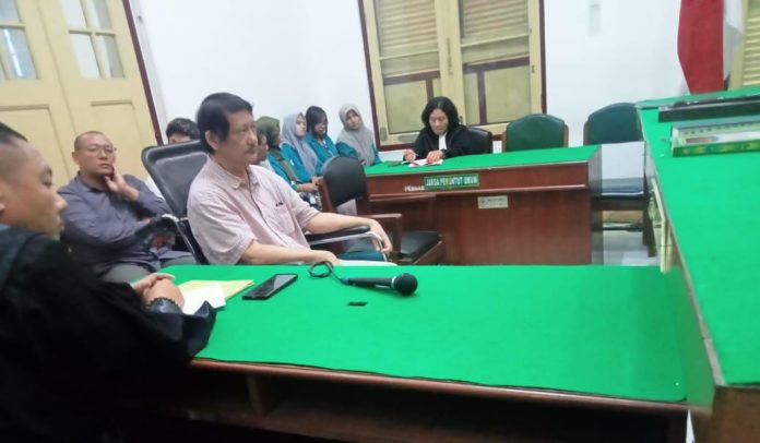 FOTO: dr.Paulus saat menghadiri sidang di Ruang Cakra 7 PN Medan, Selasa sore (23/9/25).