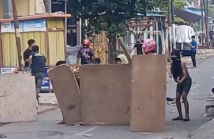 IMG-20250924-WA0277 FOTO: Perang antar kelompok warga di Kelurahan Bunga Eja Beru, Kecamatan Tallo, Kota Makassar di bulan September 2025. (Tangkapan layar dari video viral dari media sosial)