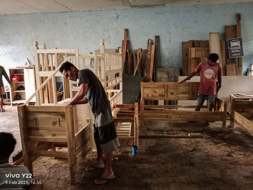 FOTO: Warga binaan Rutan Klas IIB Barru saat mengikuti pelatihan pengerjaan meubel selama masa pemidanaan.