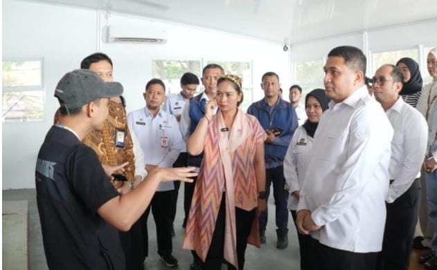 IMG-20250924-WA0468 FOTO: Wali Kota Makassar, Munafri Arifuddin, mendampingi Wakil Menteri Pariwisata RI, Ni Luh Puspa, meninjau Makassar Creative Hub (MCH) di kawasan Pantai Losari, Rabu (24/9/2025). (Properti via google)