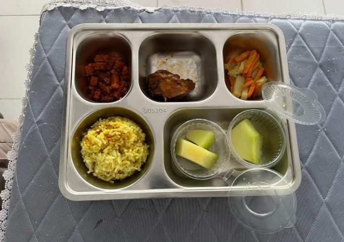 IMG-20250924-WA0507 FOTO: MBG yang menurut siswa SMA Negeri 21 Makassar, Tamalanrea yang mengeluh berbau tak sedap. (Sumber foto KAPAK 21)