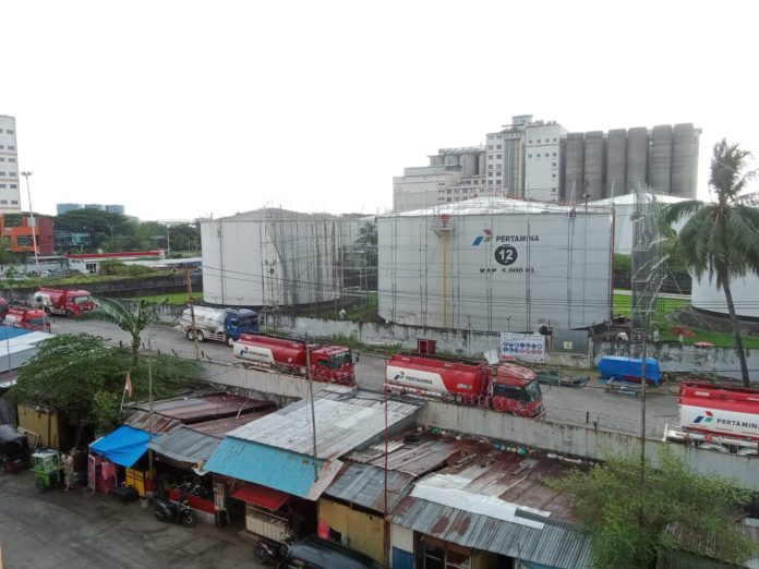 IMG-20250924-WA0613 FOTO: Depo Pertamina Makassar yang terletak di Jalan Sabutung, Kelurahan Tamalabba, Kecamatan Ujung Tanah, Kota Makassar