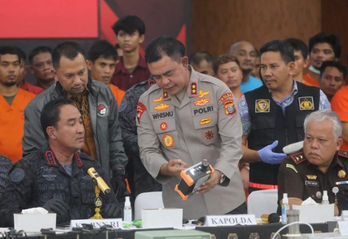 FOTO: Kepala BNN RI, Komjen Pol Suyudi Aryo Seto dan Kapoldasu, Irjen Pol Whisnu Hermawan Februanto, saat berikan keterangan pers pada Jumat (26/9) di Aula Tri Brata Polda Sumatera Utara (Poldasu).