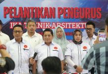 Putra Mantan Ketua Tanfidziah PWNU Sulsel Pimpin IKA Arsitektur Unhas FOTO: Dr. Fathur Rahim saat dilantik menjadi ketua Pengurus Ikatan Alumni (IKA) Arsitektur Universitas Hasanuddin.