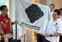 Dilantik Jadi Ketua IKA Arsitektur Unhas, Fathur Rahim Siap Berkontribusi Untuk Alumni dan Masyarakat FOTO: Kanan, Ketua IKA Teknik Unhas Ir. Muh.Sapri A. Pamulu usai melantik Dr. Fathur Rahim bersama sejumlah pengurus periode 2025-2029.