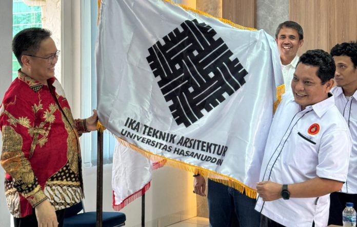 IMG-20250929-WA0032 FOTO: Kanan, Ketua IKA Teknik Unhas Ir. Muh.Sapri A. Pamulu usai melantik Dr. Fathur Rahim bersama sejumlah pengurus periode 2025-2029.