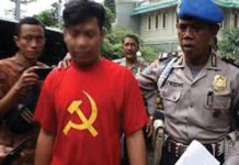 Waspada Kebangkitan Ideologi Pengkhianat, Jaga Keteguhan Nasionalisme Bangsa FOTO: Kepolisian saat mengamankan seorang pemuda menggunakan kaos berlogo palu arit. (Properti via google)