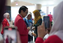 Expo Program Pengabdian Masyarakat Di Barru, Unhas Perkuat Komitmen Kampus Berdampak FOTO: Rektor Unhas Prof. Dr. Ir. Jamaluddin Jompa, M.Sc., saat menghadiri Pameran/Expo Program Pengabdian kepada Masyarakat (PPMU) 2025. Kegiatan berlangsung mulai pukul 09.30 Wita, di Kantor Bupati Barru, Senin (29/09).