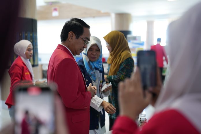 IMG-20250929-WA0249 FOTO: Rektor Unhas Prof. Dr. Ir. Jamaluddin Jompa, M.Sc., saat menghadiri Pameran/Expo Program Pengabdian kepada Masyarakat (PPMU) 2025. Kegiatan berlangsung mulai pukul 09.30 Wita, di Kantor Bupati Barru, Senin (29/09).