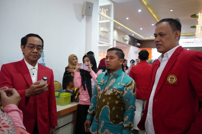 IMG-20250929-WA0281 FOTO: Rektor Universitas Hasanuddin, Prof. Dr. Ir. Jamaluddin Jompa, M.Sc., (Tengah) Walikota Parepare H. Tasming Hamid dan Ketua Lembaga Penelitian dan Pengabdian kepada Masyarakat (LPPM) Unhas, Prof. Dr. Muh. Nasrum Massi, Ph.D., Sp.MK(K),
