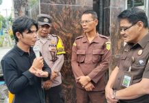 PERMAK Kembali Demo Kejati Sumut Desak Tangkap Mantan Pj Bupati Langkat Kasus Smartboard FOTO: Ketua Umum PERMAK Asril Hasibuan saat diterima perwakilan Kejaksaan Tinggi Sumatera Utara.