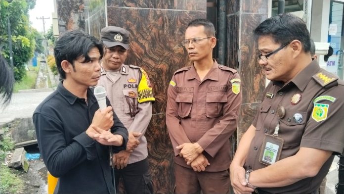 IMG-20250929-WA0296 FOTO: Ketua Umum PERMAK Asril Hasibuan saat diterima perwakilan Kejaksaan Tinggi Sumatera Utara.