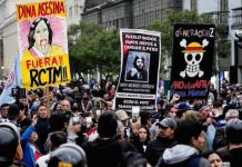 Gelombang Aksi Unjuk Rasa, Gen Z di Peru Kibarkan Bendera One Piece FOTO: Para demonstran mayoritas Gen Z di Peru turun ke jalanan menentang pemerintahan Presiden Dina Boluarte. (REUTERS/Angela Ponce)