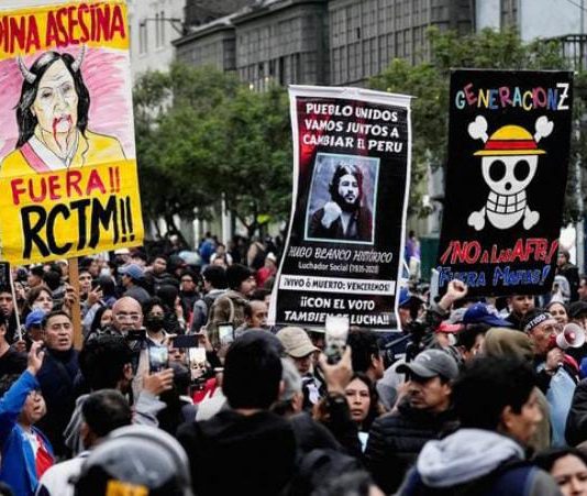 Gelombang Aksi Unjuk Rasa, Gen Z di Peru Kibarkan Bendera One Piece FOTO: Para demonstran mayoritas Gen Z di Peru turun ke jalanan menentang pemerintahan Presiden Dina Boluarte. (REUTERS/Angela Ponce)