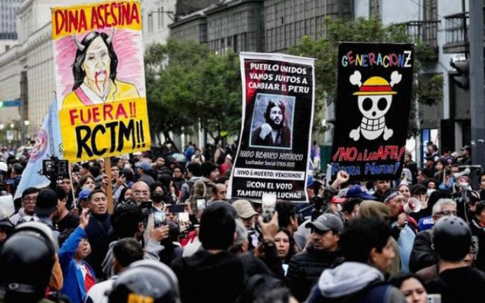 FOTO: Para demonstran mayoritas Gen Z di Peru turun ke jalanan menentang pemerintahan Presiden Dina Boluarte. (REUTERS/Angela Ponce)