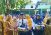 Pengadaan Seragam Sekolah Gratis Disdik Gowa Menunggu Hasil Audit BPK FOTO: Siswa-siswi SMP Negeri 2 Sungguminasa saat menerima seragam sekolah gratis dari pemerintah Kabupaten Gowa. (Istimewa)