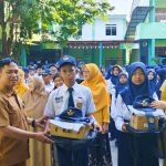Pengadaan Seragam Sekolah Gratis Disdik Gowa Menunggu Hasil Audit BPK FOTO: Siswa-siswi SMP Negeri 2 Sungguminasa saat menerima seragam sekolah gratis dari pemerintah Kabupaten Gowa. (Istimewa)