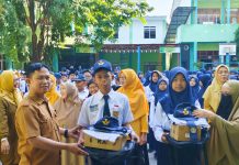 Pemkab Gowa Realisasikan Program Seragam Sekolah Gratis, Siswa: Terimakasih Ibu Bupati FOTO: Siswa-siswi SMP Negeri 2 Sungguminasa saat menerima seragam sekolah gratis dari pemerintah Kabupaten Gowa. (Istimewa)