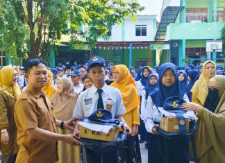 Pengadaan Seragam Sekolah Gratis Disdik Gowa Menunggu Hasil Audit BPK FOTO: Siswa-siswi SMP Negeri 2 Sungguminasa saat menerima seragam sekolah gratis dari pemerintah Kabupaten Gowa. (Istimewa)