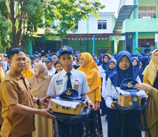 Pengadaan Seragam Sekolah Gratis Disdik Gowa Menunggu Hasil Audit BPK FOTO: Siswa-siswi SMP Negeri 2 Sungguminasa saat menerima seragam sekolah gratis dari pemerintah Kabupaten Gowa. (Istimewa)