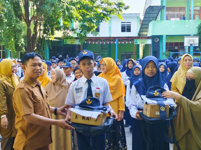 FOTO: Siswa-siswi SMP Negeri 2 Sungguminasa saat menerima seragam sekolah gratis dari pemerintah Kabupaten Gowa. (Istimewa)