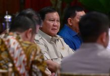 Presiden: Mulai Pekan Depan Seluruh Dapur SPPG sudah Memiliki Alat Test Kit FOTO: Presiden Prabowo Subianto memanggil sejumlah Menteri dan anggota Kabinet Merah Putih di Hambalang, Bogor, Jawa Barat, Minggu malam (5/10). (Setkab)