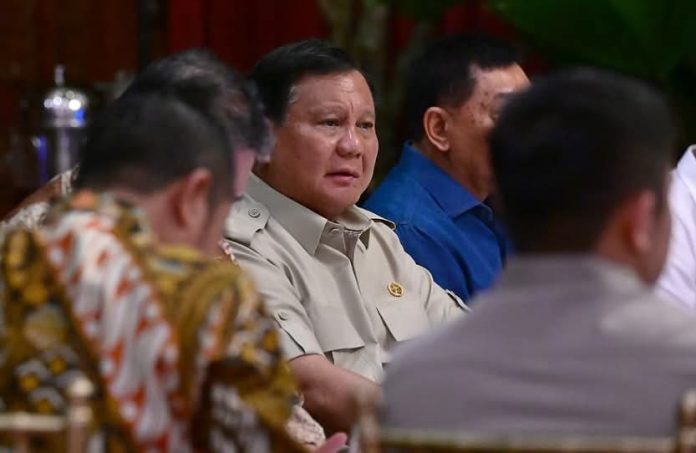 FB_IMG_1759711413282 FOTO: Presiden Prabowo Subianto memanggil sejumlah Menteri dan anggota Kabinet Merah Putih di Hambalang, Bogor, Jawa Barat, Minggu malam (5/10). (Setkab)