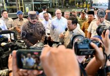 Presiden Sebut Kerugian Negara Akibat Tambang Ilegal Bangka Belitung Capai Rp 300 T FOTO: Presiden Prabowo Subianto memberikan keterangan pers usai menyaksikan secara langsung Penyerahan Aset Barang Rampasan Negara (BRN) kepada PT Timah Tbk, yang digelar di Smelter PT Tinindo Internusa, Kota Pangkal Pinang, Provinsi Kepulauan Bangka Belitung, pada Senin, 6 Oktober 2025. (Properti Setkab)