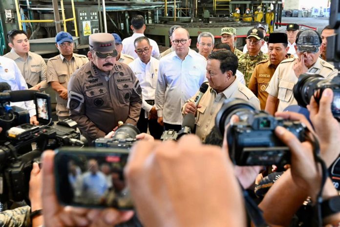 FB_IMG_1759806684597 FOTO: Presiden Prabowo Subianto memberikan keterangan pers usai menyaksikan secara langsung Penyerahan Aset Barang Rampasan Negara (BRN) kepada PT Timah Tbk, yang digelar di Smelter PT Tinindo Internusa, Kota Pangkal Pinang, Provinsi Kepulauan Bangka Belitung, pada Senin, 6 Oktober 2025. (Properti Setkab)