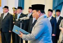 Presiden Prabowo Lantik 10 Dubes dan 1 Wakil Duta Besar FOTO: Presiden Prabowo melantik 10 Duta Besar Luar Biasa dan Berkuasa Penuh (Dubes LBBP) serta 1 Wakil Duta Besar Republik Indonesia (RI) untuk negara sahabat pada Rabu sore, 8 Oktober 2025, bertempat di Istana Negara, Jakarta. (Properti Setkab)