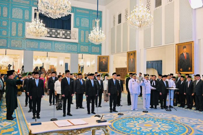 FB_IMG_1759926293353 FOTO: Presiden Prabowo Subianto melantik 25 pejabat pemerintah di Istana Negara, Jakarta Pusat. Rabu (8/10). (Properti Setkab)