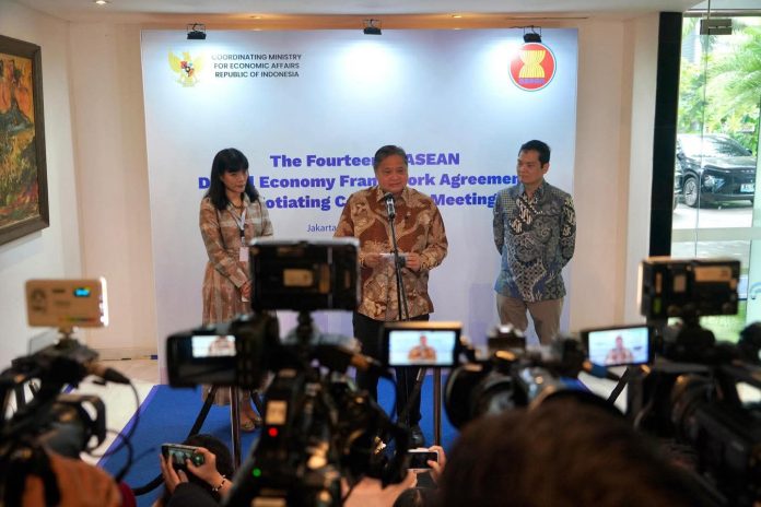FB_IMG_1759947348807 FOTO: Menteri Koordinator Bidang Perekonomian, Airlangga Hartarto saat memberikan keterangan resminya. (Properti via Facebook)
