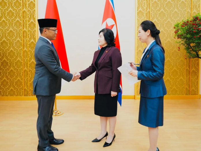 FB_IMG_1760262725611 FOTO: Menteri Luar Negeri RI Sugiono melakukan kunjungan kerja ke Pyongyang atas undangan Menteri Luar Negeri Republik Rakyat Demokratik Korea (RRDK) Y.M. Choe Son Hui, pada Sabtu (11/10/2025). (Properti Seskab)