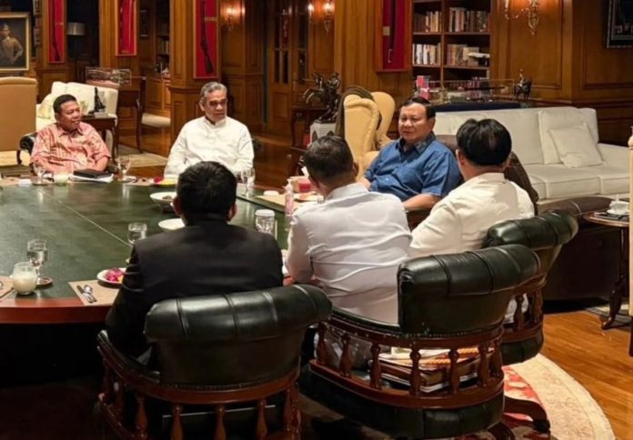 FB_IMG_1760263393468 FOTO: Presiden Prabowo Subianto memanggil Ketua MPR Ahmad Muzani hingga Menko Hukum, HAM, Imigrasi, dan Permasyarakatan (Imipas) Yusril Ihza Mahendra. (Setkab)