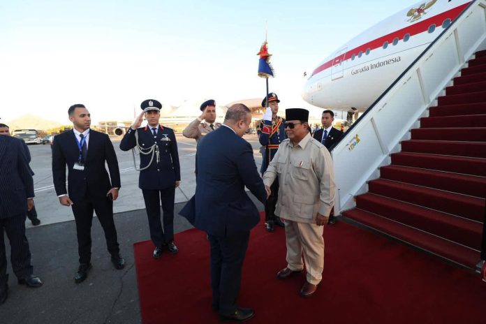 FB_IMG_1760377599628 FOTO: Presiden Republik Indonesia, Prabowo Subianto Tiba di Bandar Udara Internasional Sharm El-Sheikh, Republik Arab Mesir untuk menghadiri Konferensi Tingkat Tinggi (KTT) Perdamaian Sharm El-Sheikh pada Senin, 13 Oktober 2025. (Foto: BPMI Setpres)