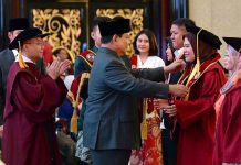 Hadiri Dies Natalis UKRI ini Sambutan Presiden Prabowo ke Wisudawan FOTO: Presiden Prabowo Subianto menghadiri Dies Natalis Universitas Kebangsaan Republik Indonesia (UKRI) Tahun 2025 di Kota Bandung, Provinsi Jawa Barat, pada Sabtu, 18 Oktober 2025.