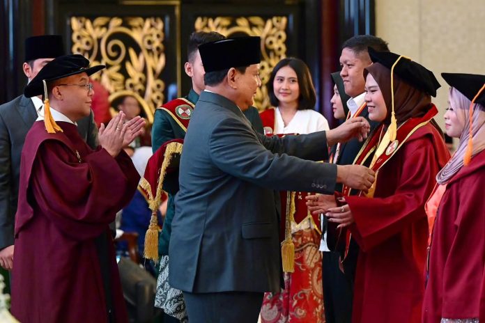FOTO: Presiden Prabowo Subianto menghadiri Dies Natalis Universitas Kebangsaan Republik Indonesia (UKRI) Tahun 2025 di Kota Bandung, Provinsi Jawa Barat, pada Sabtu, 18 Oktober 2025.