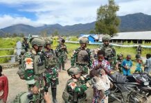 Prajurit Marinir Beri Pelayanan Kesehatan ke Masyarakat di Distrik Obano Papua Pegunungan Tengah FOTO: Prajurit Satuan Tugas (Satgas) Pamtas RI-PNG Mobile 2025 Batalyon Infanteri 4 Marinir (Yonif 4 Mar) memberikan pelayanan kesehatan dan memberikan pakaian gratis kepada warga asli Papua di daerah pedalaman Papua pegunungan tengah, bertempat di Distrik Obano, Kab.Paniai Barat, Papua Tengah, Papua, Jum’at (10/10/2025).