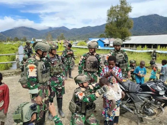 FB_IMG_1760784654712 FOTO: Prajurit Satuan Tugas (Satgas) Pamtas RI-PNG Mobile 2025 Batalyon Infanteri 4 Marinir (Yonif 4 Mar) memberikan pelayanan kesehatan dan memberikan pakaian gratis kepada warga asli Papua di daerah pedalaman Papua pegunungan tengah, bertempat di Distrik Obano, Kab.Paniai Barat, Papua Tengah, Papua, Jum’at (10/10/2025).