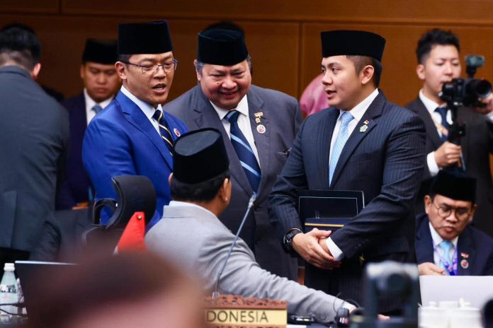 FB_IMG_1761537674900 FOTO: Menteri Koordinator (Menko) Bidang Perekonomian, Airlangga Hartarto mendampingi Presiden Prabowo Subianto dalam pembukaan Konferensi Tingkat Tinggi (KTT) ASEAN ke-47 yang diselenggarakan di Kuala Lumpur, Malaysia.