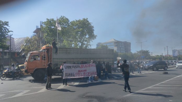 IMG-20250918-WA0048 FOTO: Gerakan Pemuda Pemerhati Pendidikan Indonesia (GP3I) menggelar aksi demonstrasi Jilid II di Makassar, Rabu (18/9).