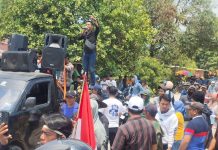 Ribuan Massa Masyarakat Manuju-Bungaya Desak Pembangunan Bendungan Je’nelata Dihentikan! FOTO: Jenderal lapangan GERAM, Muh. Hendra, saat menyampaikan orasinya menolak progres pembangunan Proyek Strategis Nasional (PSN) Bendungan Je’nelata.