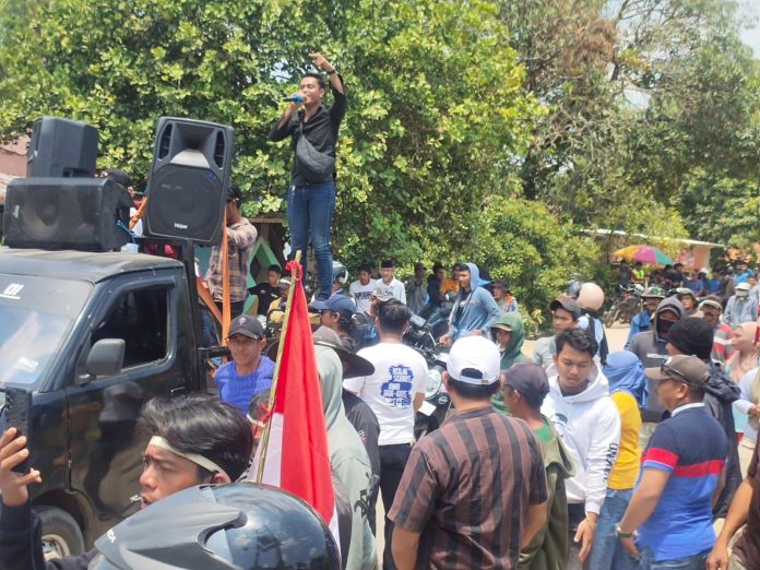 FOTO: Jenderal lapangan GERAM, Muh. Hendra, saat menyampaikan orasinya menolak progres pembangunan Proyek Strategis Nasional (PSN) Bendungan Je’nelata.