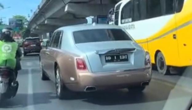 IMG-20251002-WA0409 FOTO: Hasil tangkapan layar mobil mewah Rolls-Royce saat melintas di Jl. AP Pettarani Makassar, Sulawesi Selatan.
