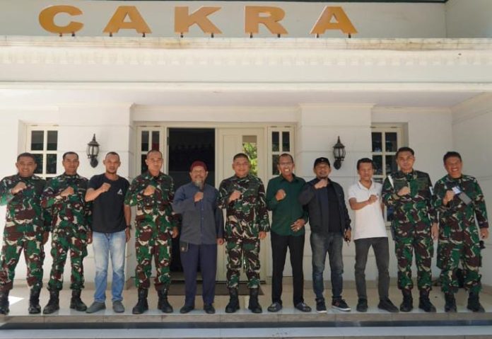 FOTO: Panglima Divisi Infanteri 3 Kostrad, Mayjen TNI Bangun Nawoko bersama Pengurus LASKAR Sulsel.
